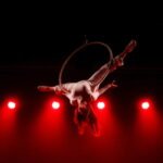 Artiste aérienne dans un cerceau pendant le spectacle Déséquilibré
