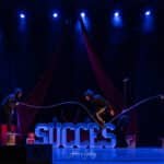 Scène de danse et de cirque du spectacle Succès