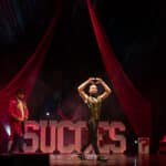 Performance artistique devant le décor Succès