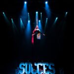 Numéro aérien sous les projecteurs dans le spectacle Succès