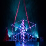 Numéro de cirque lumineux dans le spectacle Succès de la Compagnie Authentik