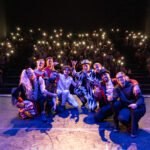 Les artistes de Succès avec le public à la fin du spectacle