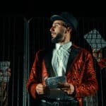 Personnage en costume de scène dans le spectacle Succès