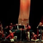 Danseurs et artistes de Barok Break autour de la scénographie du spectacle