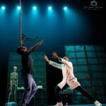 Danseur et artiste en interaction dans le spectacle Déséquilibré