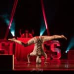 Artiste circassienne en équilibre sur la tête