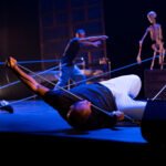 Danseurs et acrobates au sol dans Déséquilibré