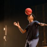 Artiste de Déséquilibré en équilibre avec un ballon
