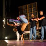 Figure acrobatique au sol dans Déséquilibré