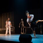 Danseur en figure acrobatique pendant le spectacle Déséquilibré